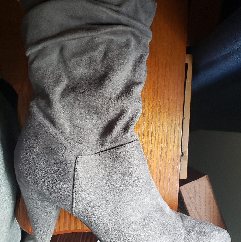 Grey boots (suede)